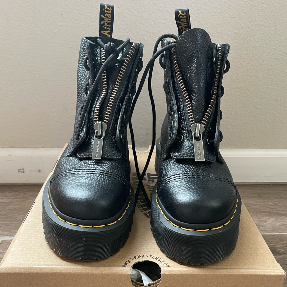 LIKE NEW Doc Martens Sinclair Boots W8